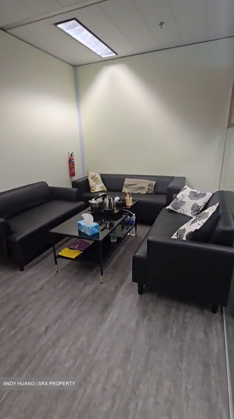 Gateway East (D7), Office #544372181